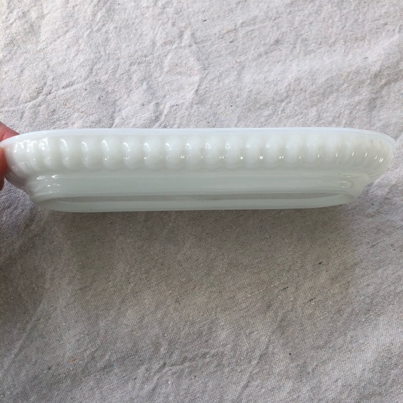 Milk glass dish/tray - Picture 3 of 5